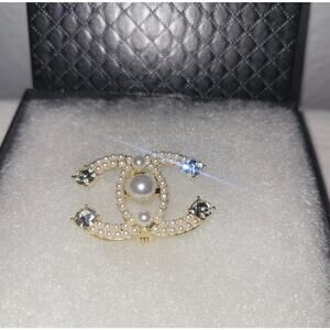 BROOCH: Vintage Style Pink Gold Tone, & White 3D Pin w/Sparkling Gemstones, NWOT